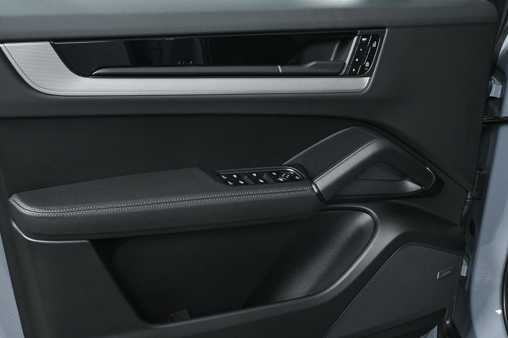 2025 Porsche Cayenne Base Image 28 of 39