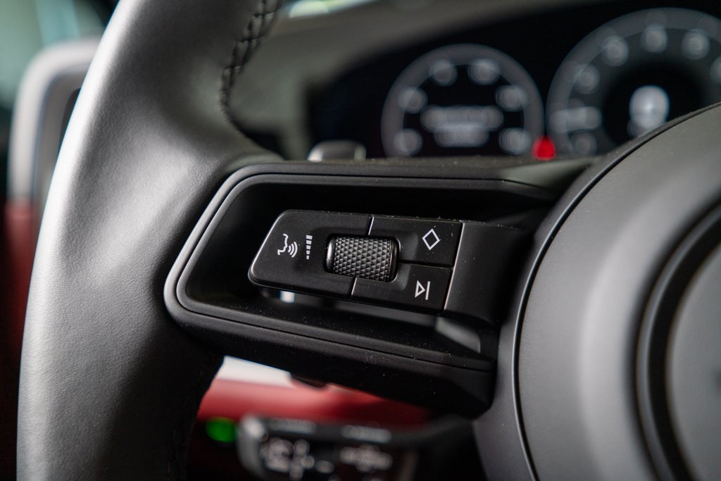 Vehicle image 33 of 42