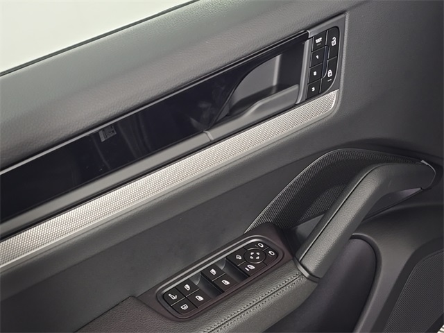 2025 Porsche Cayenne E-Hybrid Base Image 18 of 29