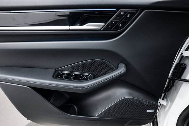 2025 Porsche Macan Electric 4S Image 22 of 26