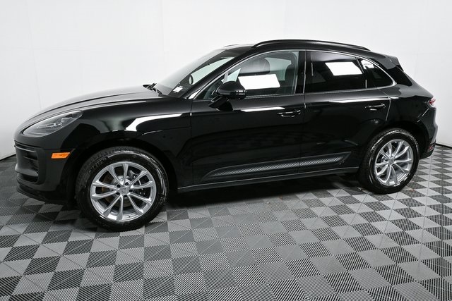 2025 Porsche Macan Base Image 2 of 39