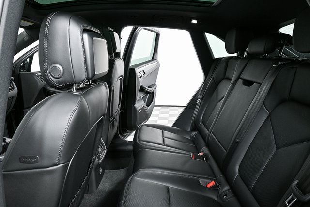 2025 Porsche Macan Base Image 17 of 39