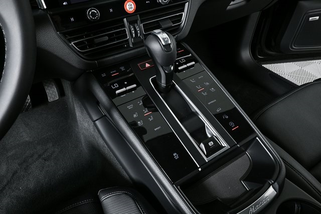 2025 Porsche Macan Base Image 33 of 39
