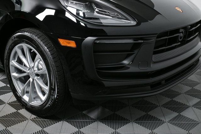 2025 Porsche Macan Base Image 13 of 39
