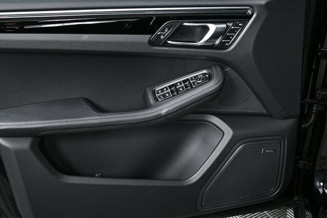 2025 Porsche Macan Base Image 34 of 39