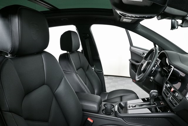 2025 Porsche Macan Base Image 18 of 39