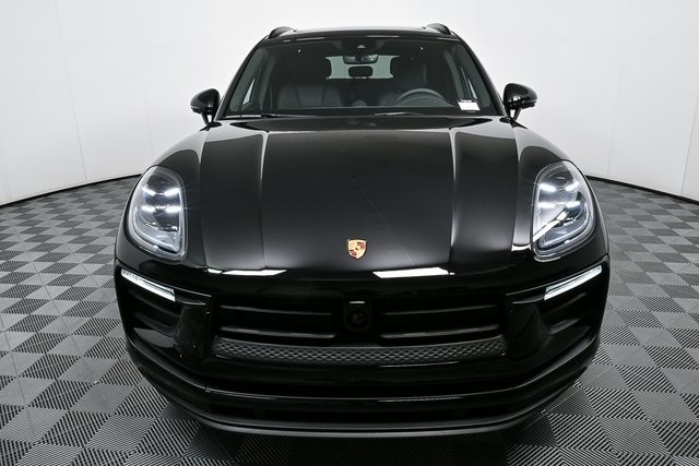 2025 Porsche Macan Base Image 4 of 39