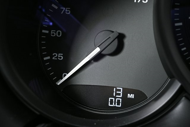 2025 Porsche Macan Base Image 27 of 39