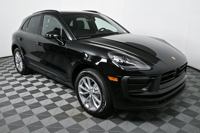 2025 Porsche Macan Base Image 5 of 39
