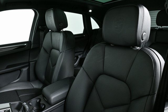 2025 Porsche Macan Base Image 15 of 39