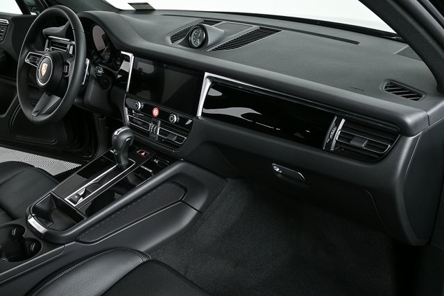 2025 Porsche Macan Base Image 19 of 39