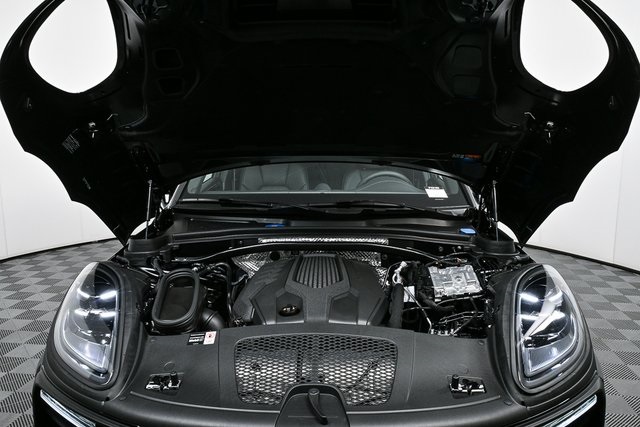 2025 Porsche Macan Base Image 11 of 39