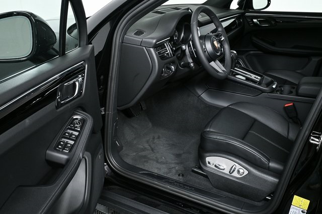 2025 Porsche Macan Base Image 23 of 39