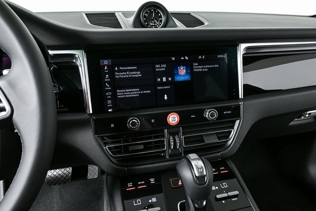 2025 Porsche Macan Base Image 31 of 39