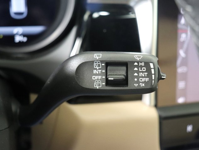 2025 Porsche Macan Base Image 24 of 34