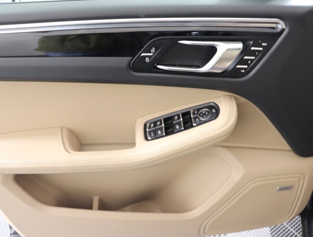 2025 Porsche Macan Base Image 18 of 34