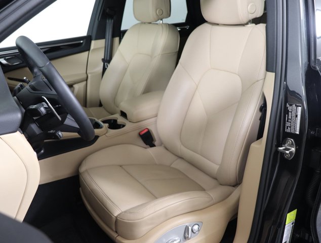 2025 Porsche Macan Base Image 10 of 34