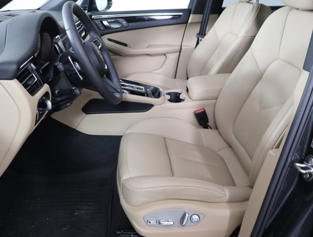 2025 Porsche Macan Base Image 11 of 34