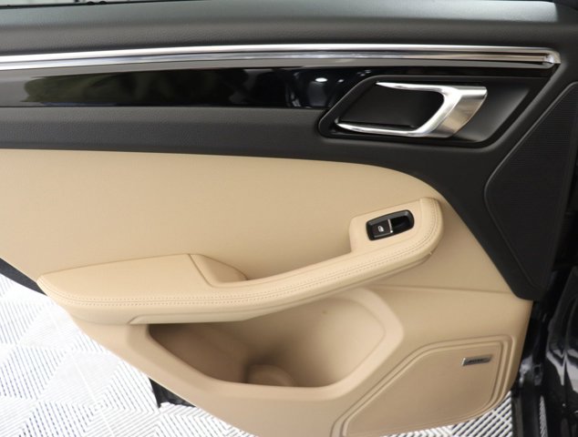 2025 Porsche Macan Base Image 17 of 34