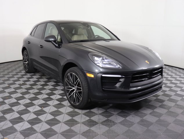 2025 Porsche Macan Base Image 4 of 34