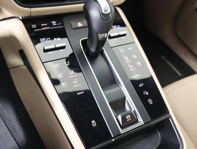 2025 Porsche Macan Base Image 16 of 34