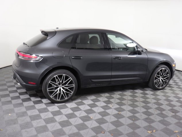 2025 Porsche Macan Base Image 5 of 34