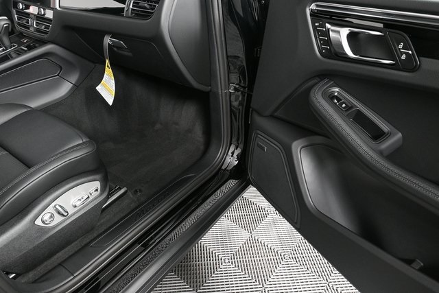 2025 Porsche Macan Base Image 37 of 40