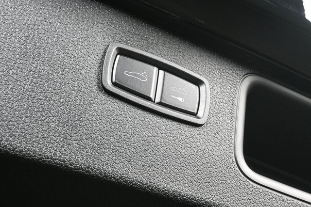 2025 Porsche Macan Base Image 32 of 40