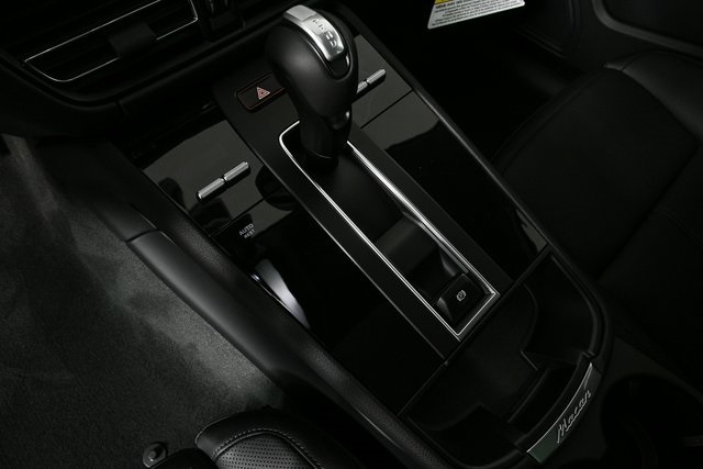 2025 Porsche Macan Base Image 29 of 40