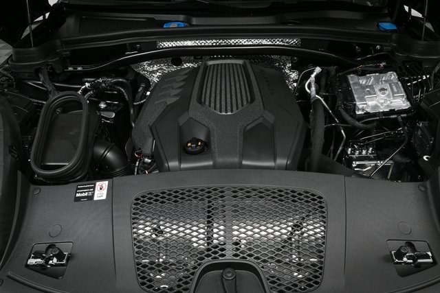 2025 Porsche Macan Base Image 11 of 40