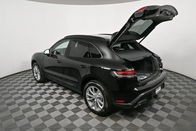 2025 Porsche Macan Base Image 9 of 40