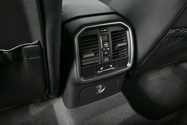 2025 Porsche Macan Base Image 31 of 40