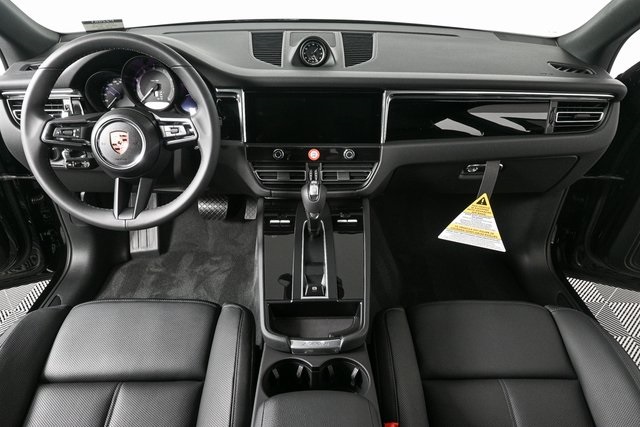 2025 Porsche Macan Base Image 20 of 40