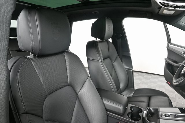 2025 Porsche Macan Base Image 17 of 40