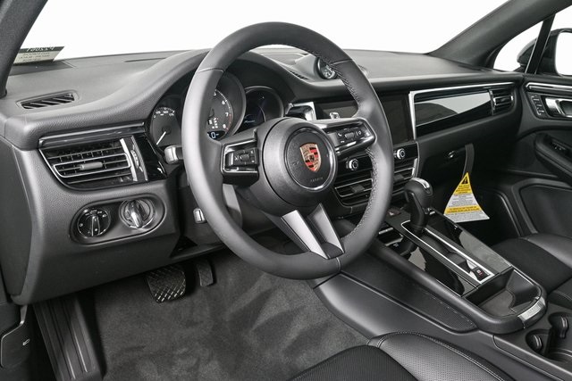2025 Porsche Macan Base Image 19 of 40