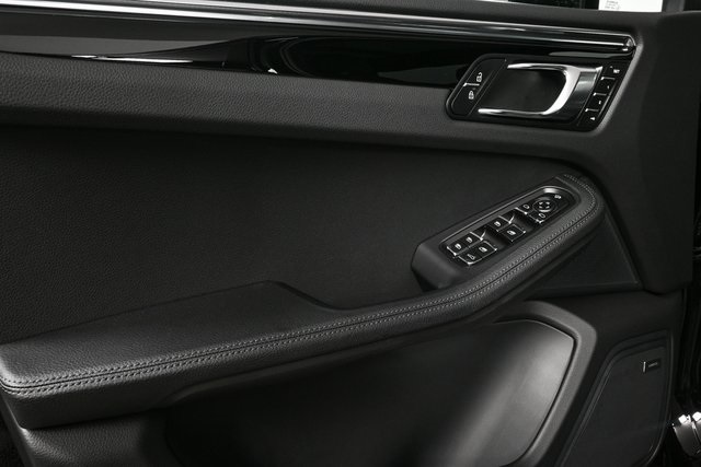 2025 Porsche Macan Base Image 30 of 40