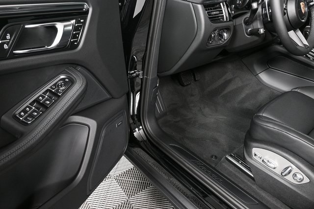 2025 Porsche Macan Base Image 38 of 40