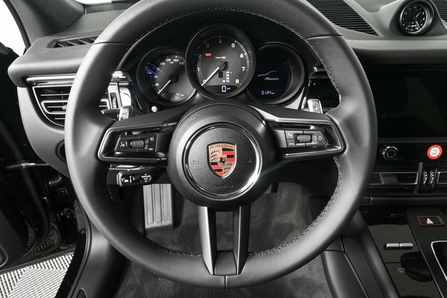 2025 Porsche Macan Base Image 23 of 40