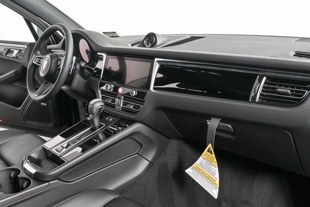 2025 Porsche Macan Base Image 18 of 40