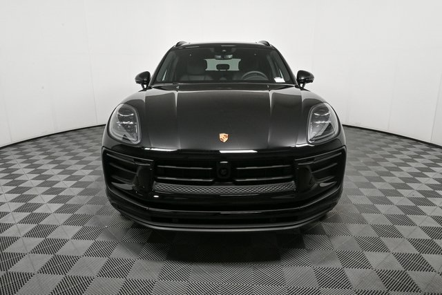 2025 Porsche Macan Base Image 3 of 40