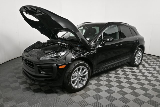 2025 Porsche Macan Base Image 2 of 40