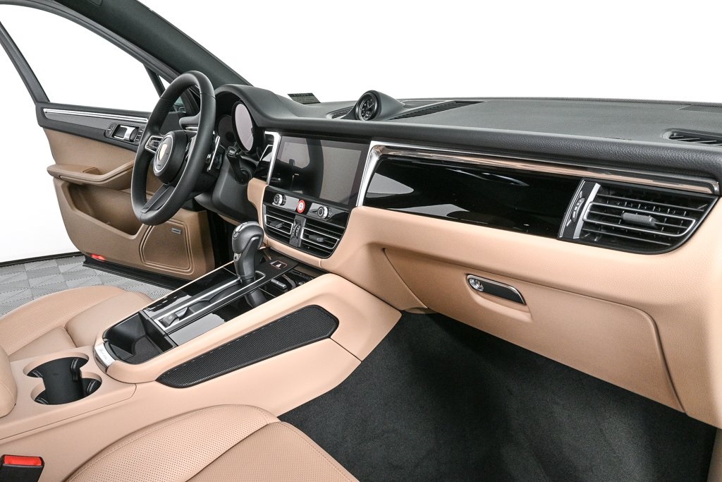 2025 Porsche Macan Base Image 18 of 39