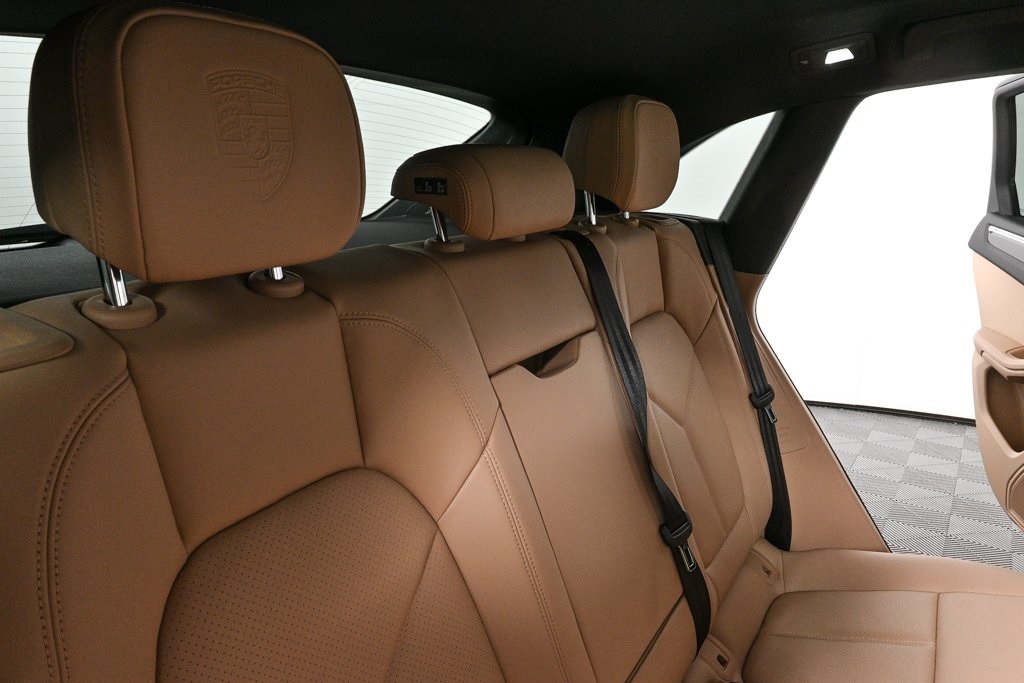 2025 Porsche Macan Base Image 15 of 39