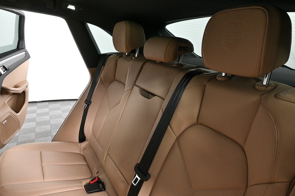 2025 Porsche Macan Base Image 16 of 39