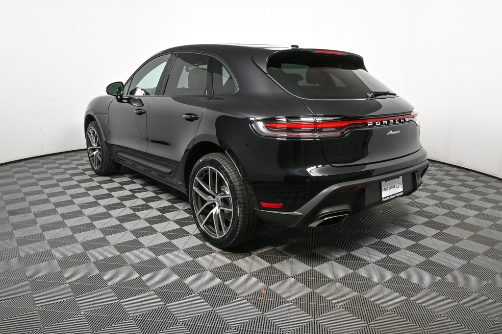2025 Porsche Macan Base Image 8 of 39