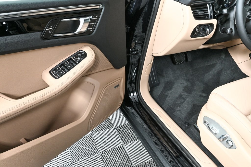 2025 Porsche Macan Base Image 21 of 39