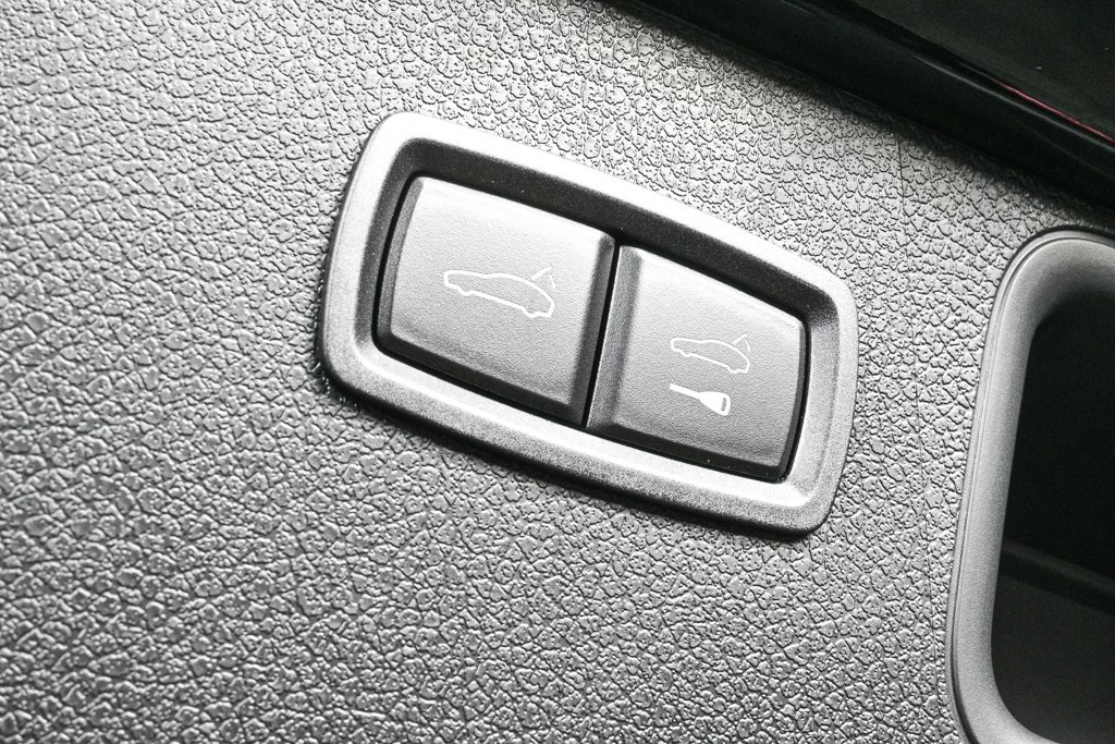 2025 Porsche Macan Base Image 33 of 39