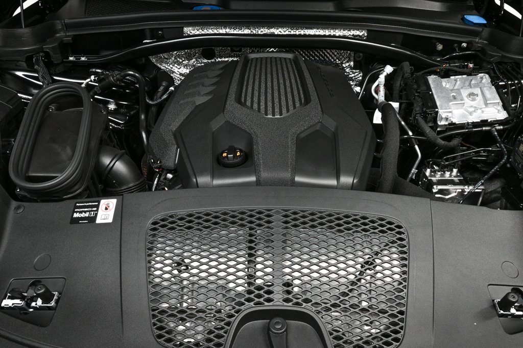 2025 Porsche Macan Base Image 11 of 39