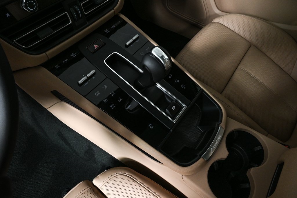 2025 Porsche Macan Base Image 29 of 39