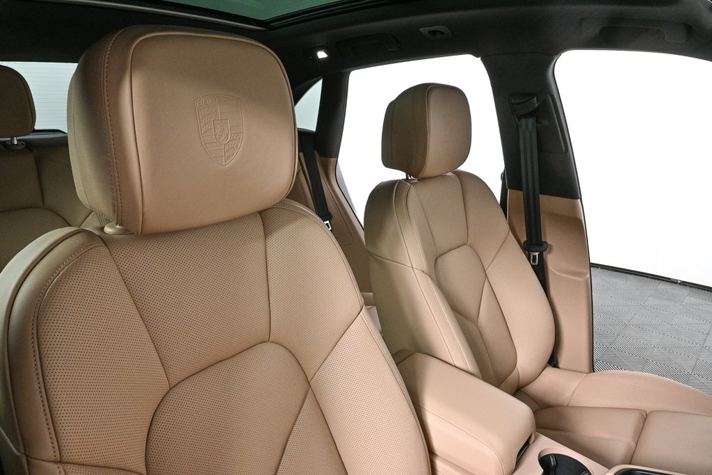 2025 Porsche Macan Base Image 14 of 39